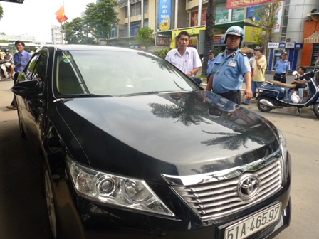 Thanh tra giao thông lập biên bản vi phạm đối với một xe Uber tại bến xe miền Đông ngày 5/12