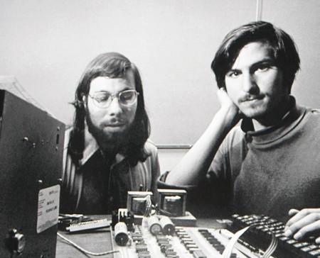Steve Wozniak (trái) và Steve Jobs cùng chiếc máy tính Apple I đầu tiên