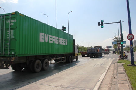  Phương tiện ở cả các làn xe từ xa lộ Hà Nội vào cảng Cát Lái đã được lưu thông bình thường.