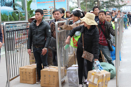 Người dân xếp hàng làm thủ tục nhập hàng vào Việt Nam qua cửa khẩu Móng Cái.