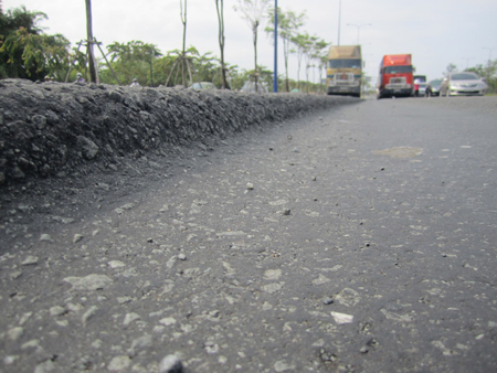 Đại lộ Đông Tây liên tục lún, trồi nhựa (ảnh chụp trước thời điểm sửa chữa tháng 7/2014).