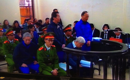 Bầu Kiên cùng Lê Vũ Kỳ, Phạm Trung Cang, Trịnh Kim Quang ngồi nghe đại diện VKS luận tội.