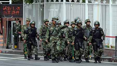 Cảnh sát bán quân sự Trung Quốc tuần tra trên đường phố ở Urumqi, Tân Cương ngày 23/5. Ảnh: AFP