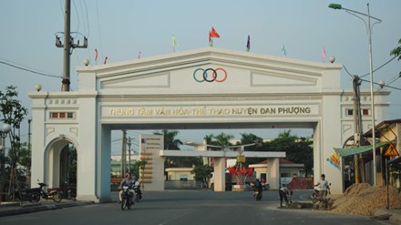Một cổng chào Trung tâm VHTT huyện Đan Phượng (Hà Nội) được đầu tư bằng tiền công nhiều tỷ đồng. Ảnh: Hà Anh.