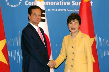 Tổng thống Hàn Quốc chào đón Thủ tướng Nguyễn Tấn Dũng.