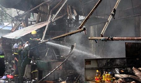 Nửa chợ Nhật Tân bị thiêu rụi, thiệt hại gần 10 tỉ đồng