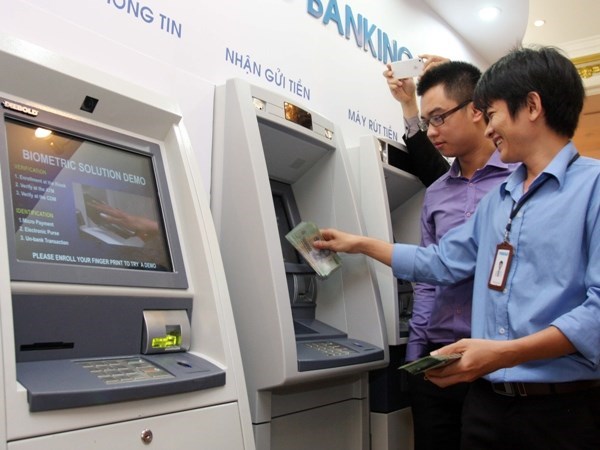 Các ngân hàng đối mặt với yêu cầu máy ATM luôn thông suốt
