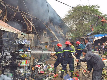 Vụ cháy lớn tại chợ Nhật Tân gây thiệt hại khoảng 10 tỉ đồng.