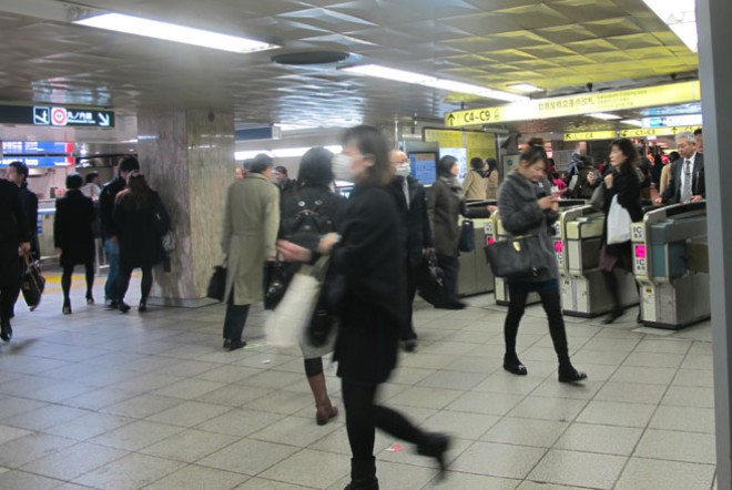 Các nhà ga của hệ thống tàu điện ngầm Tokyo luôn tấp nập.