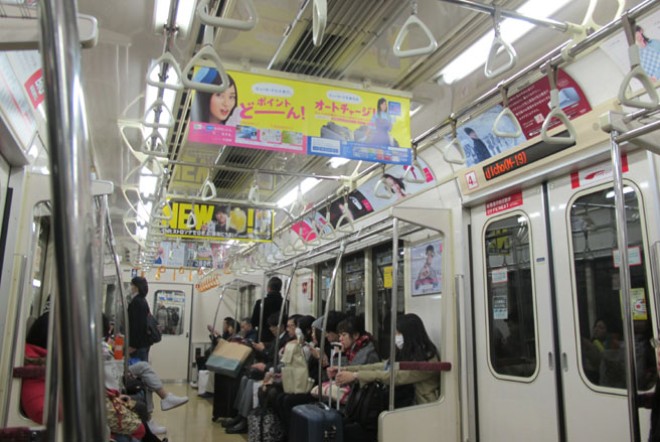 Quảng cáo được tận dụng tối đa trên các toa tàu điện ngầm ở Tokyo.