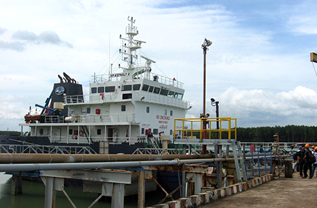 Tàu VP ASPHALT 2 tại cảng Gò Dầu