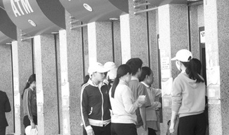 Công nhân rút tiền tại Khu chế xuất Tân Thuận (TPHCM)