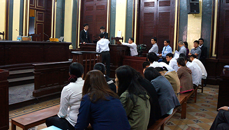 Thư ký phiên tòa phúc thẩm làm các thủ tục trước khi bắt đầu phiên xét xử