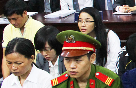 Nữ đại gia Thiên Lý (đeo kính, mặc áo trắng) sẽ kháng cáo tại phiên tòa phúc thẩm ngày 15/12