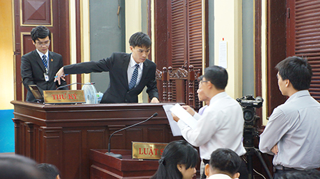 Thư ký phiên tòa phúc thẩm làm các thủ tục trước khi bắt đầu phiên xét xử