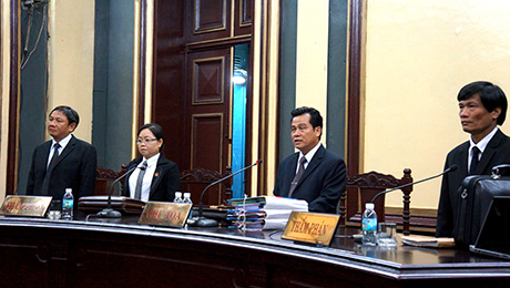 Trong buổi sáng HĐXX chủ yếu thẩm vấn Huyền Như và đại diện các ngân hàng