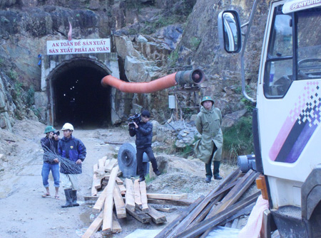 Khoan lắp đường hầm “đặc biệt” mở lối thoát cho 12 nạn nhân mắc kẹt