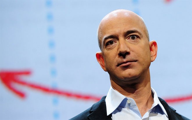 <b>4. Jeff Bezos</b><br><br>Quốc gia: Mỹ<br>Lĩnh vực: Bán lẻ trực tuyến<br>Công ty: Amazon.com<br>Giá trị tài sản ròng vào tháng 12/2013: 34,4 tỷ USD<br>Giá trị tài sản ròng vào tháng 12/2014: 28,9 tỷ USD<br>Mức giảm tài sản: 5,5 tỷ USD, -16%
