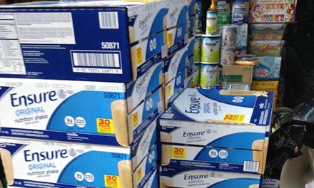 Sữa ghi nhãn Abbott không được phép tiêu thụ tại Việt Nam vẫn ngang nhiên công khai bày bán trên vỉa hè Hà Nội. Ảnh: Đức Huy.
