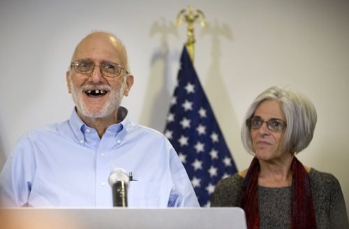 Ông Alan Gross và vợ tại cuộc họp báo ở Washington hôm 17/12 sau khi được trả tự do. Ảnh: AP