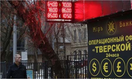 Đồng rúp Nga đang mất giá mạnh so với USD và các ngoại tệ mạnh khác