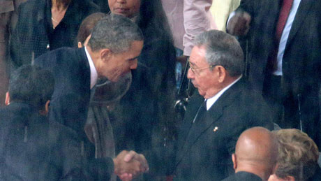 Tổng thống Obama bắt tay Chủ tịch Raul Castro.
