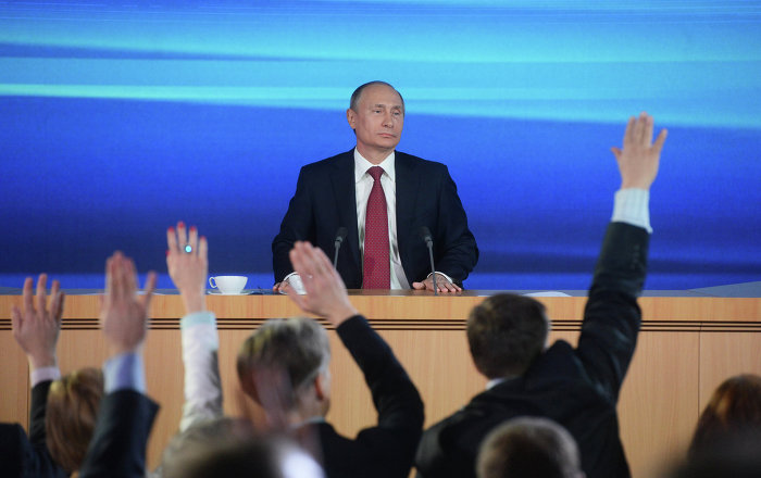 Các nhà báo giơ tay đặt câu hỏi cho Tổng thống Nga.