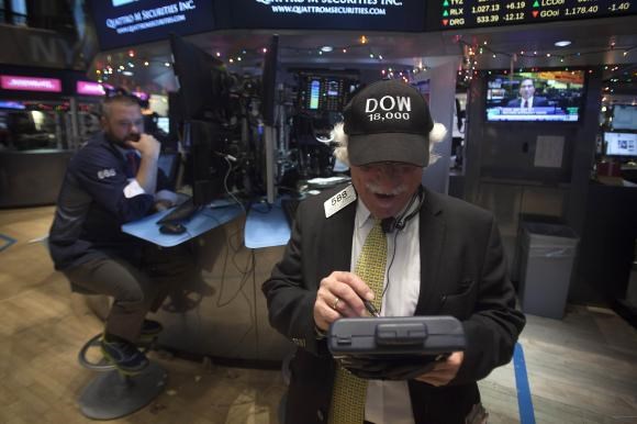 Bất ngờ “nhận quà Giáng sinh”, Dow Jones lần đầu vượt 18.000 điểm