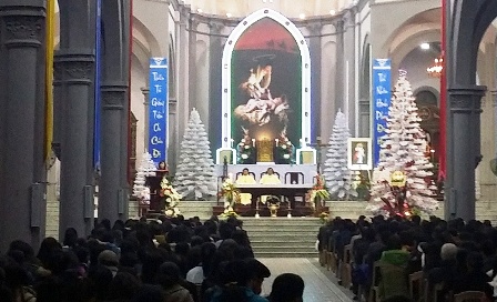 Các giáo dân Nam Định làm lễ cầu nguyện trong thời khắc Chúa Giáng Sinh.