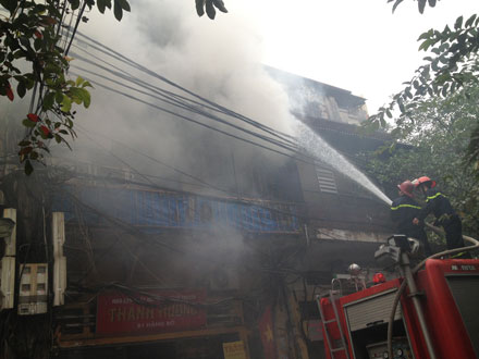 Đang cháy lớn trong phố cổ Hà Nội