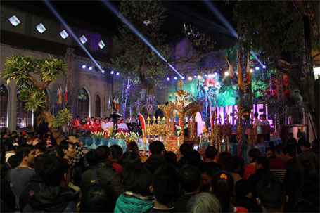 Sân khấu chính của nhà thờ Hàm Long lộng lẫy trong đêm Noel 