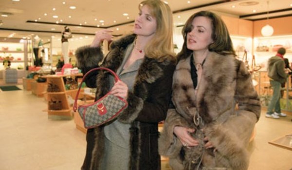 Những phụ nữ Nga giàu có đi mua sắm - Nguồn ảnh: Guim.co.uk