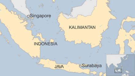 Thân nhân hành khách khóc ròng chờ tin máy bay AirAsia mất tích