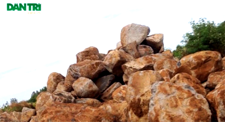 Những khối đá được đào từ đất nông nghiệp 
