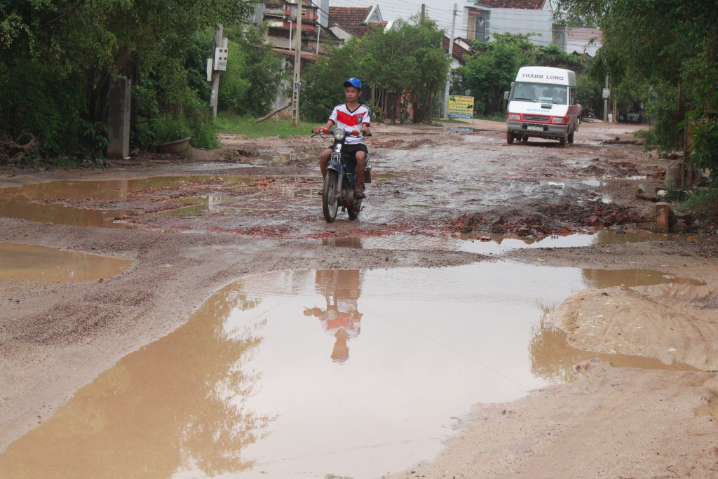 Đoạn qua thôn Kiên Ngãi, xã Bình Thành là hư hỏng nặng nhất