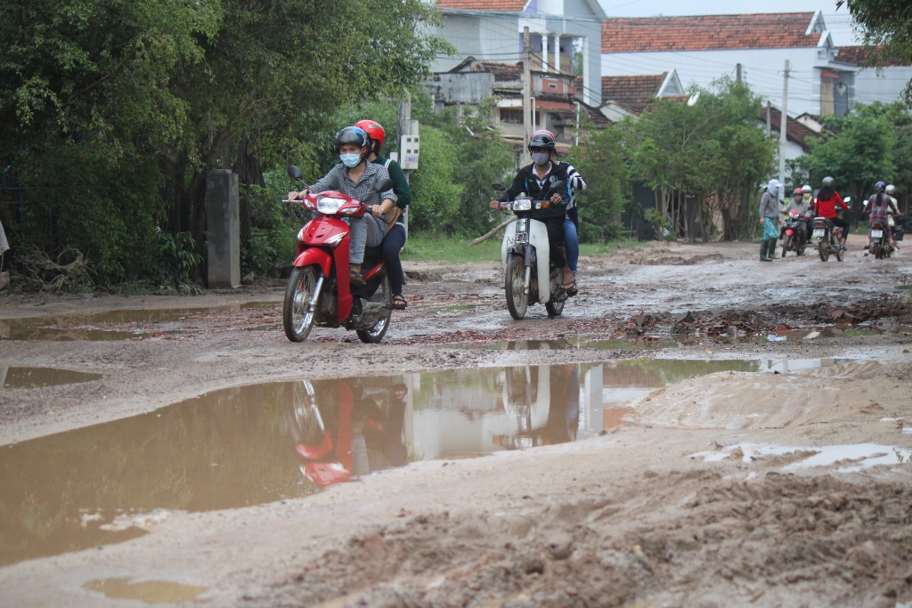 Đoạn qua thôn Kiên Ngãi, xã Bình Thành là hư hỏng nặng nhất