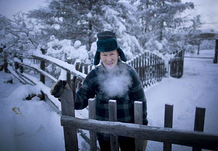 Một người đàn ông sống tại làng Oymyakon thở ra khói trong tiết trời giá lạnh.