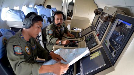 Hai thành viên của hải quân Indonesia trên một máy bay tham gia tìm kiếm QZ8501.
