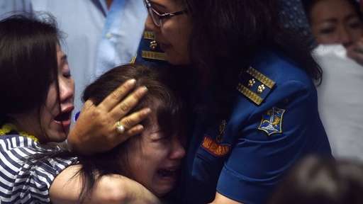 Thân nhân các hành khách bật khóc khi nghe tin về việc tìm thấy nhiều thi thể nạn nhân.
