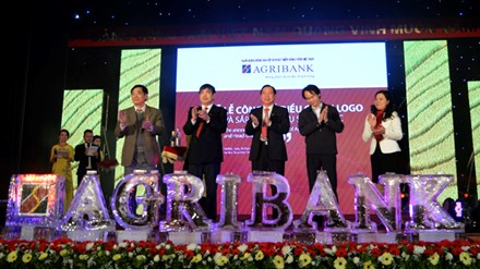 Lễ công bố điều chỉnh logo của Agribank.