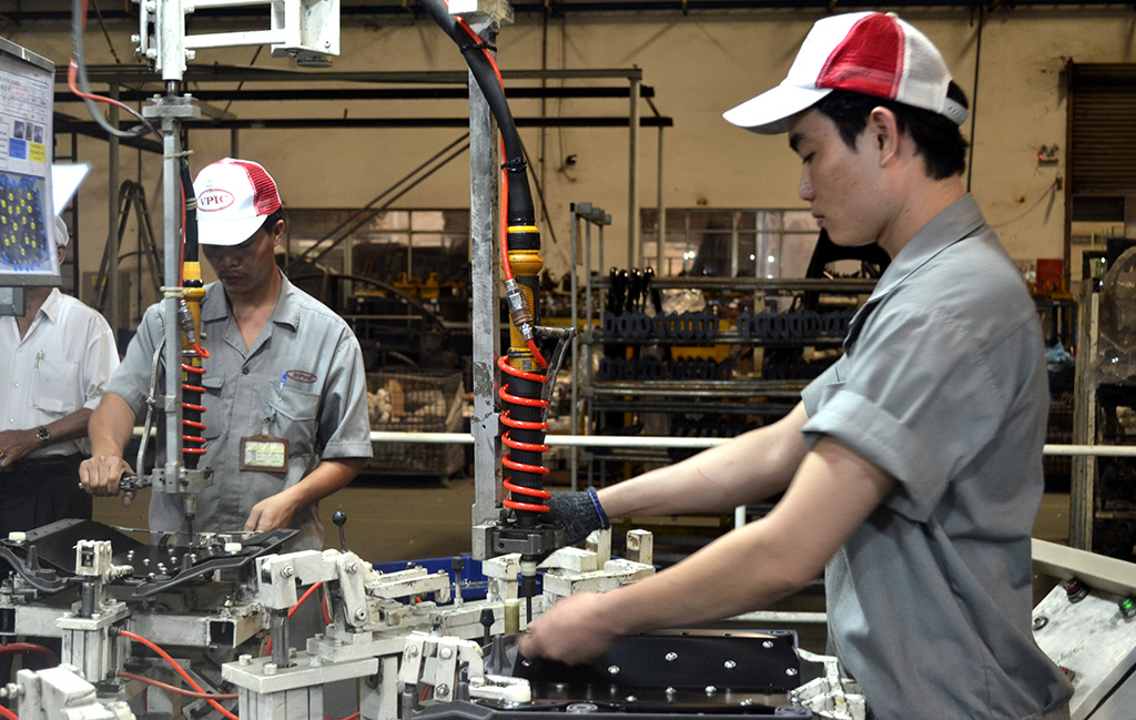 Công nhân tại phân xưởng sản xuất có vốn đầu tư nước ngoài 