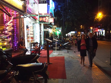 Du khách quốc tế thả bộ ở phố Tây Nha Trang đêm cuối năm 31/12/2014.