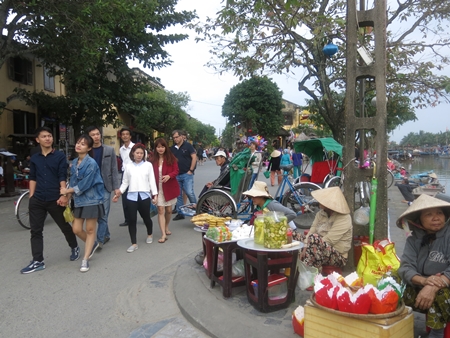 Người dân và du khách náo nức đổ bộ về trung tâm phố cổ Hội An từ chiều sớm