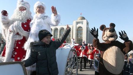 Diễu hành đón chào năm mới ở Bishkek, Kyrgyzstan.