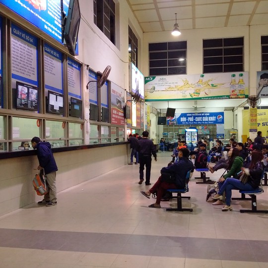 Cảnh người dân ngồi đợi mua vé lúc 21 giờ tối qua ở bến xe Mỹ Đình