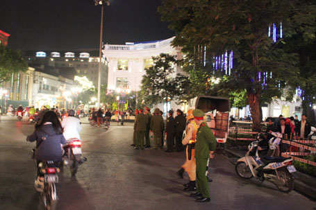 An ninh được thắt chặt tại nhiều chốt giao thông (ảnh Nguyễn Dương)