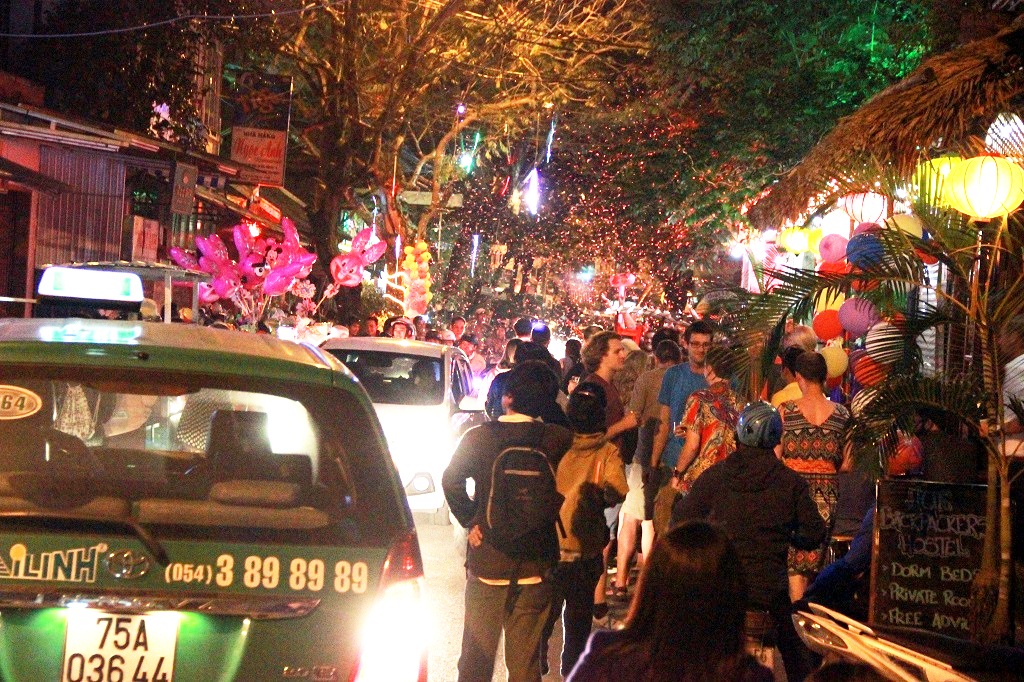 Tràn ngập màu sắc ở phố Tây Huế - đường Phạm Ngũ Lão 