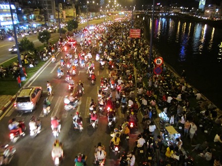 Hàng trăm người dân tập trung đông nghẹt trên đại lộ Võ Văn Kiệt 
