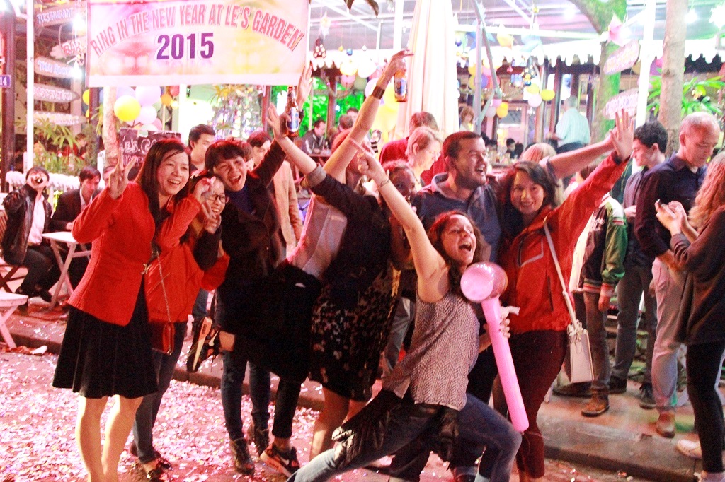 Niềm vui vỡ òa đối với hàng ngàn khách Tây và người Việt Nam tại phố Tây Huế vào 0h ngày 1/1/2015