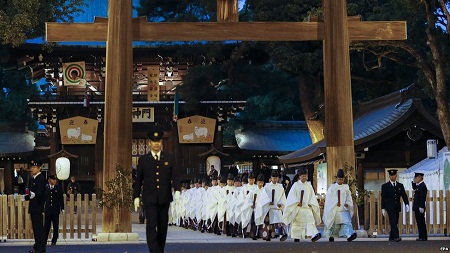 Nghi lễ trước thềm năm mới tại ngôi đền Meiji ở Tokyo, Nhật.